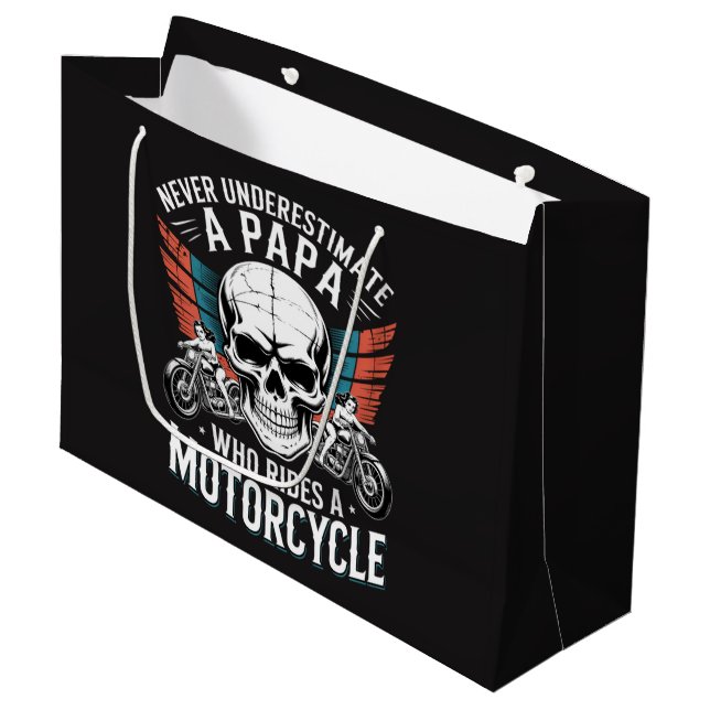 Pappa Biker Som Kör En Motorcykel (Framsidan Vinklad)