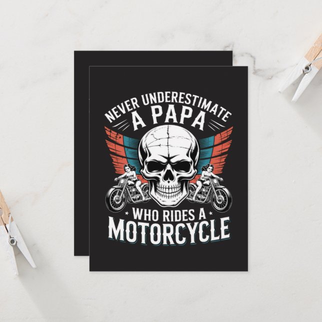 Pappa Biker Som Kör En Motorcykel Inbjudningar (Fram/Back In Situ)