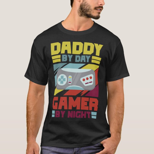 Pappa by Day Gamer by Natt Kärlek spelar videospel T Shirt (Framsida)
