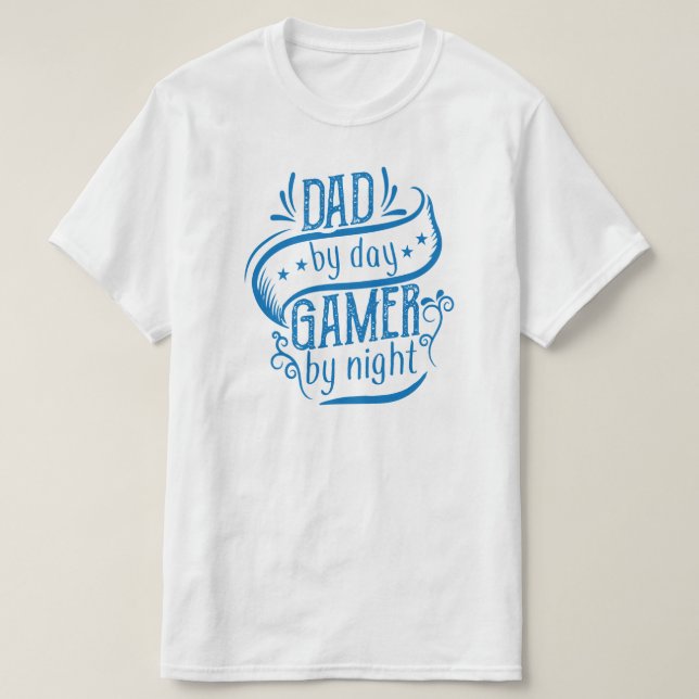 Pappa by Day Gamer by Night Birthday eller Fars da T Shirt (Design framsida)