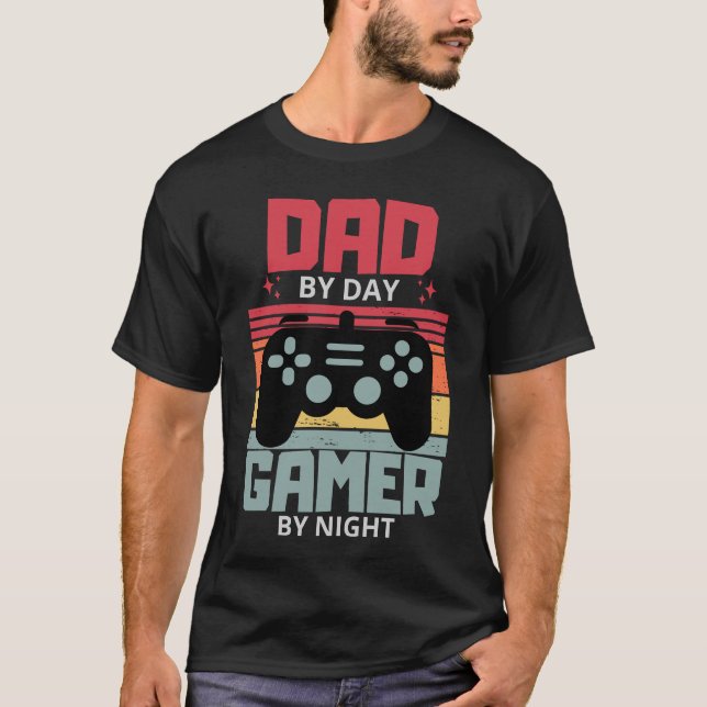 Pappa by Day Gamer by night fanny Fars dag T Shirt (Framsida)
