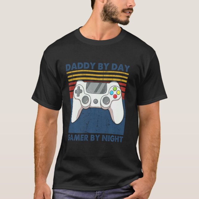 Pappa by Day Gamer by Night Funny Pappa skämt T Shirt (Framsida)