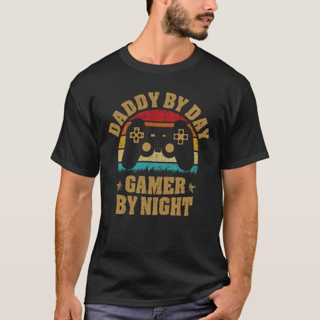 Pappa by Day Gamer by Night Funny Pappa skämt T Shirt (Framsida)