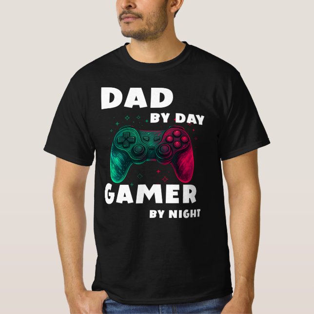 Pappa by Day Gamer by Night T Shirt (Framsida)