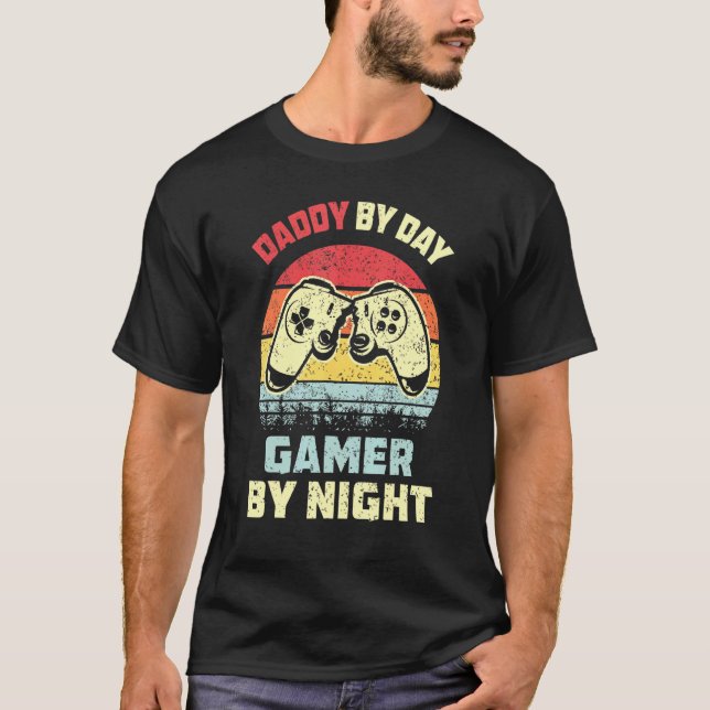 Pappa by Day Gamer by night T Shirt (Framsida)