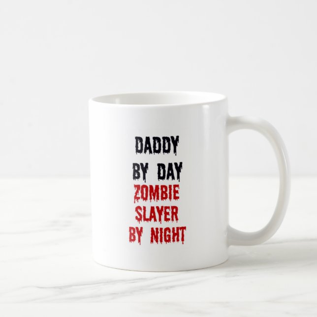 Pappa by Day Zombie Sayer by night Kaffemugg (Höger)