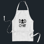 Pappa Chef med Chef Hat och Mustache Förkläde<br><div class="desc">Pappa Chef Apron. Roligtens svarta och vita typografi med kvicksilverbokstäver,  kockhatt och mustasch. Underbar gåva till pappa för fars dag eller när som helst.</div>