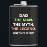 Pappa den man Myth Legend Grumpy Funny Quote Fickplunta<br><div class="desc">Lägg till lite humor till pappa dag och låt honom le på ansiktet med den här Pappan.  Det är designad på framsidan av den svarta bakgrunden med den humoristiska frasen "pappa är mannen myten om legenden" följt av "ibland grumlig" i färgstark typografi.</div>