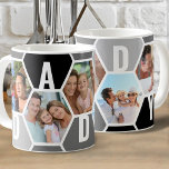 Pappa Editable 5 Photo 5 Brev Honeycomb Kaffemugg<br><div class="desc">Honeycomb-kaffe mugg,  personlig med 5 av dina favoritfoton och utskrivet med 5 brev namn,  t.ex. DADDY. Utformningen har ett fotokollage för bikakor i svartvit palett färg med svart och grått. Om du vill ändra färg klickar du på "anpassa ytterligare" och klickar på varje hexagon som du vill ändra.</div>