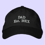 "Pappa Est. ÅR" Modern minimalistisk Coola enkel Broderad Keps<br><div class="desc">Den här coolan som är till för din coola far. "Pappa Est. 20XX" läser den broderade texten i fet, modern typografi. Anpassa till första barnets födelsedag för att markera det speciella datum då han blev far. Ett enkelt och tidlöst utseende. En underbar gåva till ditt unika pappa på Fars dag,...</div>