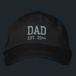 Pappa Est. Broderad Keps<br><div class="desc">Anpassa detta tak för pappa. I visningen står det: Pappa Est. 20##". Du kan redigera texten för att fira det år han blev pappa. En fin gåva till fars dag eller till en ny pappa. Texten är lätt grått.</div>
