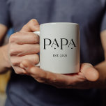 Pappa Est. Datum med Barns Namn | Modern text Kaffemugg<br><div class="desc">Den här eleganten har modern svart och vit mugg fet, dekorativ text som säger "Pappa", med en punkt för dig att lägga till det år då han först blev far eller farfar. På andra sidan mugg kan ni räkna upp namn för hans barn eller barnbarn för en mycket speciell skull....</div>