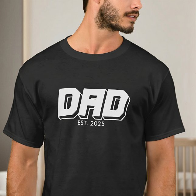 Pappa etablerade 2025 fet typografi T-shirt (Skapare uppladdad)