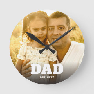 Pappa etablerade modern fet textfoto rund klocka