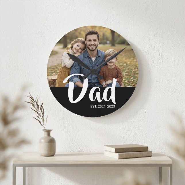Pappa etablerade modernt vitt skriptfoto rund klocka (Dad Established Modern White Script Photo Round Clock)