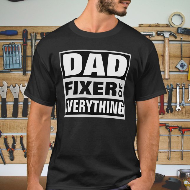 Pappa Fixar Allt Fet Vit Typografi T Shirt (Skapare uppladdad)