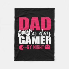Pappa Gift Pappa by Day Gamer by night Fleecefilt