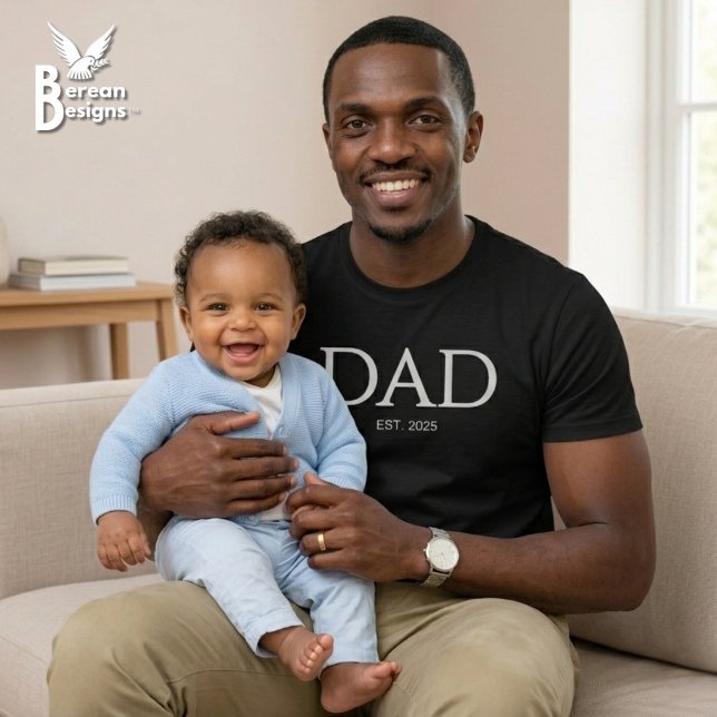 Pappa Grundade Classic Caps Svart T Shirt (DAD ESTABLISHED Black T-shirt with custom year. Ideal Father's Day gift for your group or church.)