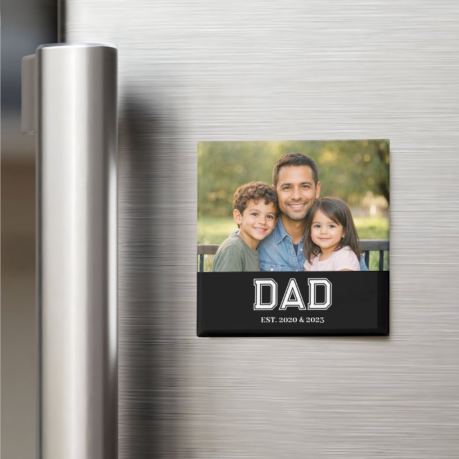Pappa Grundade Foto Modern Typsnitt Gåva Magnet (Dad Established design with sports style "DAD" typography and the years he became a dad underneath.)
