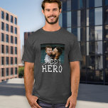 Pappa Hero White Typography Pappa Photo Grått T Shirt<br><div class="desc">Pappa Hero White Typography Pappa Photo Grått T-Shirt. Texten är i vitt,  enkelt ritad typsnitt. Lägg till fotot. Du kan byta pappa till pappa,  pappa,  pap... </div>