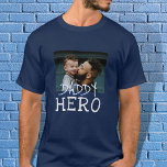 Pappa Hero White Typography Pappa Photo T-Shirt<br><div class="desc">Pappa Hero White Typography Pappa Photo T-Shirt. Texten är i vitt,  enkelt ritad typsnitt. Lägg till fotot. Du kan byta pappa till pappa,  pappa,  pap... </div>