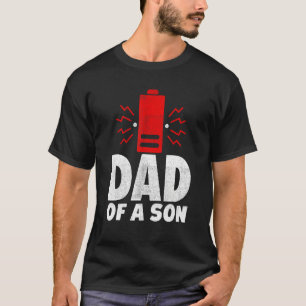 Pappa i en son med låg batterinivå Fars dag för T Shirt