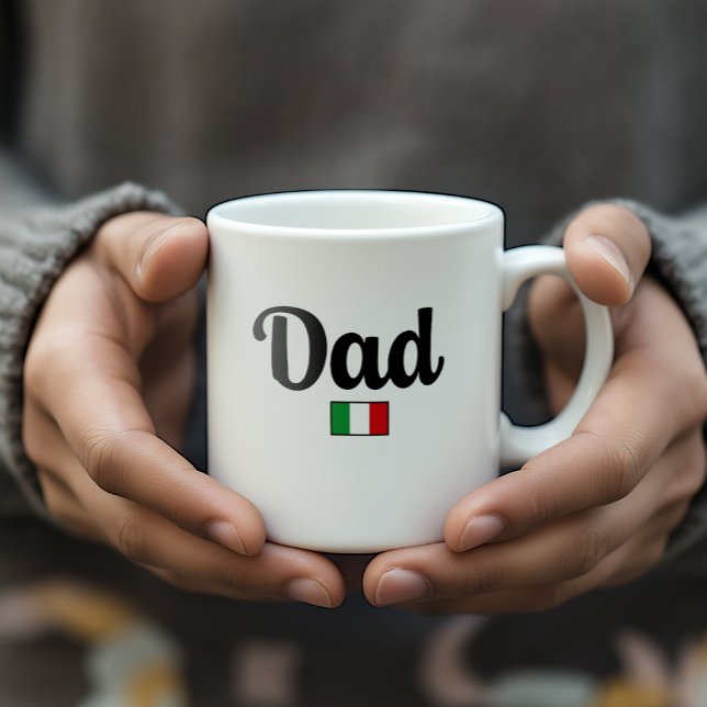 Pappa Italienska Flagga Mugg (Man's hands holding white Dad mug with Italian Flag. Gift for Father or Dad-to-be.)