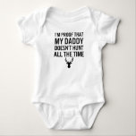 Pappa jagar inte hela tiden babytröja tee shirt<br><div class="desc">Pappa jagar inte hela tiden babytröjan visar det perfekta budskapet för jägare-bebis. "Jag är beviset på att min pappa inte jagar HELA tiden"</div>