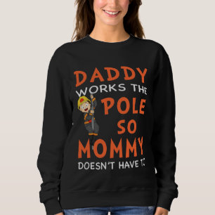 Pappa jobbar med stolpen så min mamma inte behöver t shirt