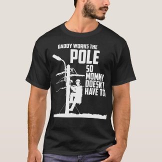 Pappa jobbar på Pole så Mamma behöver inte Linem T Shirt