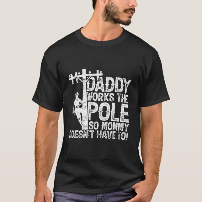 Pappa jobbar på polen så att Mamman inte behöver.. T Shirt (Framsida)