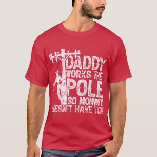 Pappa jobbar på polet så mamman behöver inte välja t shirt