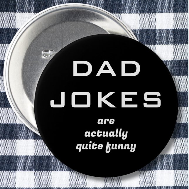 Pappa Joke Humor Black and White Knapp (A humorous button badge with caption 'Dad jokes are actually quite funny' in white text on black)