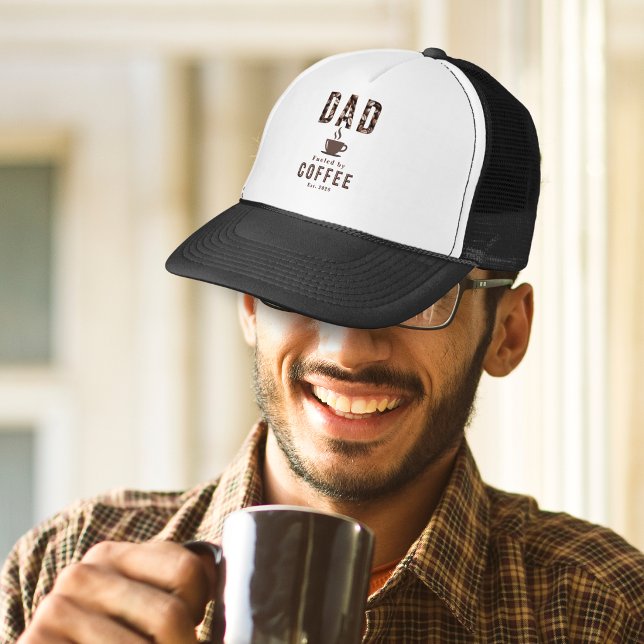 Pappa kaffe humor fadersdag Est. Keps (A hat with 'Dad Fueled By Coffee' and custom established date, with cup icon and coffee beans detail)