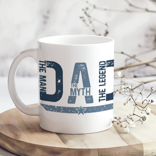 "Pappa Mannen med legenden" Fars dag-gåva Kaffemugg ("DAD The Man Mith Legend" Father's Day Gift Coffee Mug on a boho table with tiny dry flowers)