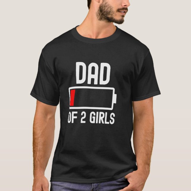 Pappa med 2 flickor, lågbatteriladdade Fars dag T Shirt (Framsida)