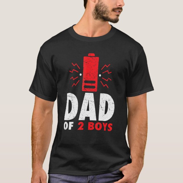 Pappa med 2 två bojor låg batterinivå Fars dag T Shirt (Framsida)