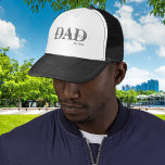 Pappa med Kids Namn år Keps<br><div class="desc">Pappa Truckerkeps, där man kan lägga till namn från de små, och det år då mottagaren blev pappa! Matchande objekt är tillgängliga. Utmärkt gåva till fars dag eller något speciellt tillfälle.</div>
