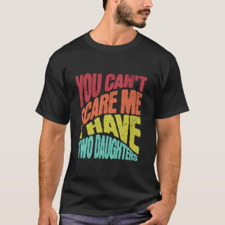 Pappa med två döttrar som ger dig på Far dag T Shirt