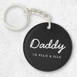 pappa | Modern Kids Namn Fars dag Black<br><div class="desc">En enkel,  snyggt anpassningsbar av pappa citerar konsdesign i en handskriven manustypografi i ett modernt,  minimalistiskt stil mot en svart bakgrund som lätt kan vara personlig med dina barn namn eller personligt budskap. Perfekten till ditt speciella pappa på födelsedagen,  fars dag eller bara för att han sten!</div>