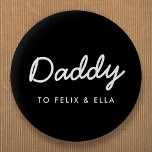 pappa | Modern Kids Namn Fars dag Black Knapp<br><div class="desc">En enkel,  snyggt anpassningsbar av pappa citerar konsdesign i en handskriven manustypografi i ett modernt,  minimalistiskt stil mot en svart bakgrund som lätt kan vara personlig med dina barn namn eller personligt budskap. Perfekten till ditt speciella pappa på födelsedagen,  fars dag eller bara för att han sten!</div>