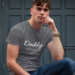 pappa | Modern skript Kids Namn Fars dag T Shirt<br><div class="desc">En enkel,  snyggt anpassningsbar av pappa citerar konstdesign i en handskriven manustypografi i contemporaryn i ett modernt minimalistiskt stil som lätt kan vara personlig med dina barns namn eller personliga budskap. Perfekten till ditt speciella pappa på födelsedagen,  fars dag eller bara för att han sten!</div>