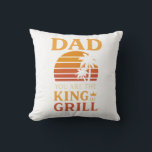 Pappa, My Forever Hero - Far's Day Hebute Kudde<br><div class="desc">Firar Far dag med denna hjärtliga utformning som visar det djupa bandet mellan ett far och ett barn. Med fet typografi och en svidande silhuett förmedlar den här konsten styrka,  kärlek och tacksamhet</div>