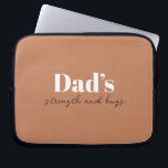 Pappa och Hugs - Fars dag Gift | Laptop Fodral<br><div class="desc">Behålla Pappa organiserade på resande fot med denna Personlig Electronics Bag för "Pappa's Strength and Hugs" - en tankfull och praktisk julklapp för Far Dag som bär mer än bara kablar och laddare. Med en elegant design och ett uppriktigt budskap är den här teknikpåsen perfekt för att lagra elektronik, tillbehör...</div>