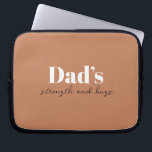 Pappa och Hugs - Fars dag Gift | Laptop Fodral<br><div class="desc">Behålla Pappa organiserade på resande fot med denna Personlig Electronics Bag för "Pappa's Strength and Hugs" - en tankfull och praktisk julklapp för Far Dag som bär mer än bara kablar och laddare. Med en elegant design och ett uppriktigt budskap är den här teknikpåsen perfekt för att lagra elektronik, tillbehör...</div>