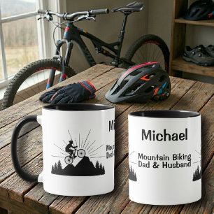 Pappa och make som ägnar sig åt mountainbike mugg
