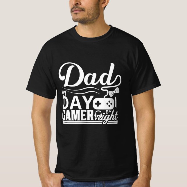 Pappa på dag, gamer på natt t shirt (Framsida)
