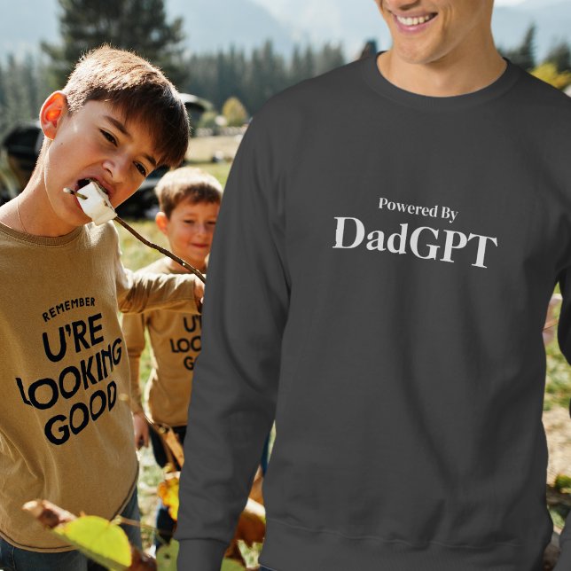 Pappa Rolig Födelsedag - Drivs Av DadGPT - AI Skäm Lång Ärmad Tröja (Skapare uppladdad)