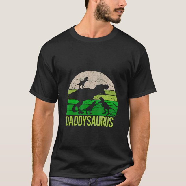 Pappa Saurus och tre Babysaurus Saurus T Shirt (Framsida)