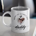 Pappa Script Lycklig First Fars dag Heart Photo Kaffemugg<br><div class="desc">Önska din nya pappa i lycklig första Fars dag med detta speciella och minnesvärda pappskript först Fars dag fotot mugg. Utformningen har "pappa", modern manustypografi med "Lycklig 1:a Fars dag" och ett foto av personligen som visas i en hjärtform. Ljud små fotavtryck från baby med hjärtgrafik ger en ljuff beröring....</div>